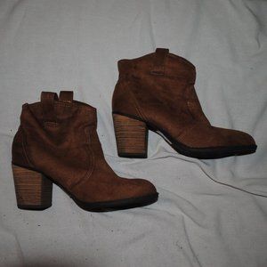 SZ 10  BROWN FAUX SUEDE ANKLE BOOTS